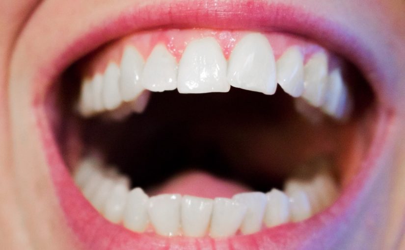 Nowoczesna technologia stosowana w salonach stomatologii estetycznej może spowodować, że odbierzemy ładny uśmiech.
